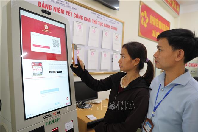 Từ tra cứu thủ tục, quét giấy tờ, kê khai thông tin đến hoàn thiện hồ sơ, nhiều thao tác trước đây người dân phải nhờ cán bộ thực hiện nay có thể từng bước tự thao tác trên thiết bị. Ảnh: Khiếu Tư - TTXVN
