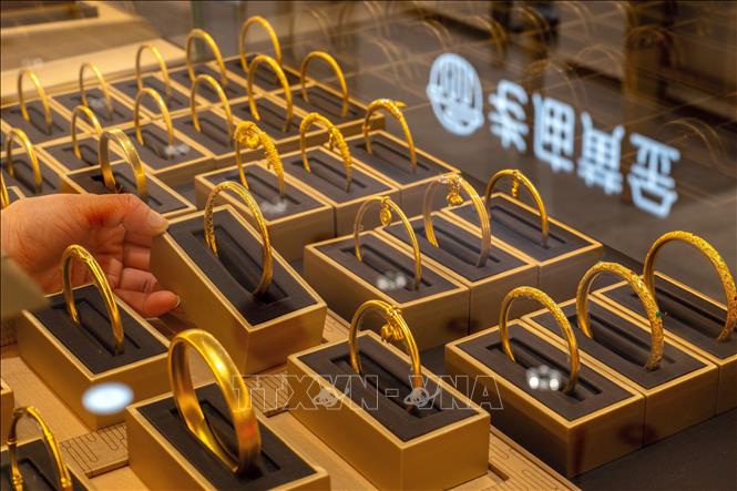 Trang sức vàng được bày bán tại một cửa hàng ở tỉnh Chiết Giang, Trung Quốc. Ảnh: THX/TTXVN phát