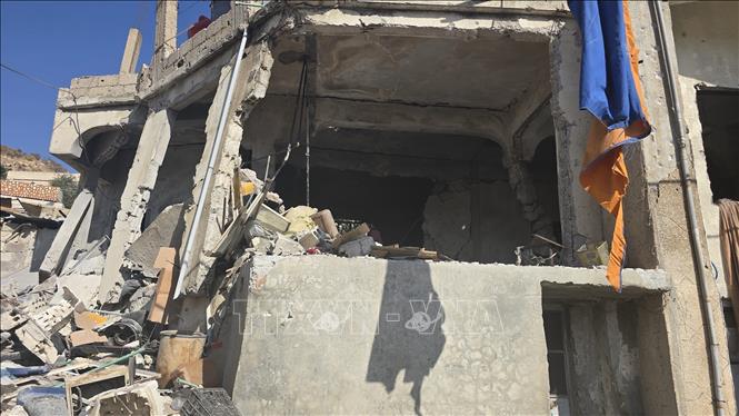 (Tư liệu) Tòa nhà bị phá hủy sau các cuộc không kích của Israel xuống Beit Jinn, Syria. Ảnh: THX/TTXVN phát
