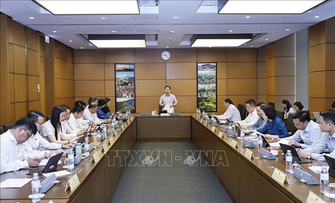 Đoàn đại biểu Quốc hội các tỉnh Sơn La và Ninh Bình thảo luận ở tổ. Ảnh: Doãn Tấn - TTXVN