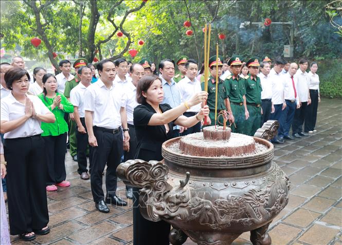 Bà Phùng Thị Kim Nga, Phó Chủ tịch UBND tỉnh Phú Thọ, dâng hương tại Đền Giếng. Ảnh: Thu Hương - TTXVN