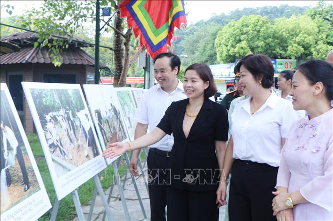Các đại biểu tham quan không gian trưng bày chuyên đề 