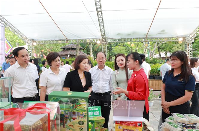 Các đại biểu tham quan không gian trưng bày, giới thiệu hoa, cây cảnh, giống cây rừng quốc gia Đền Hùng. Ảnh: Thu Hương - TTXVN