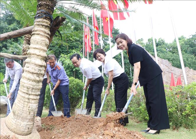 Các đại biểu tham gia trồng và chăm sóc cây tại Khu di tích lịch sử Đền Hùng. Ảnh: Thu Hương - TTXVN