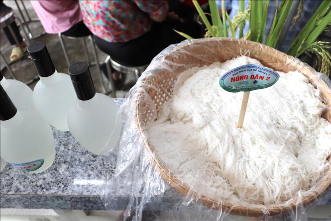 Sản phẩm bún và rượu chế hiến từ gạo Nông Dân 2. Ảnh: Hồng Nhung - TTXVN