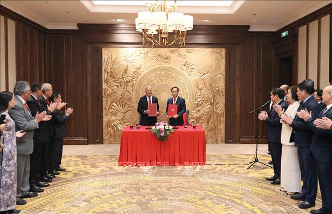Đồng chí Lê Hoài Trung, Ủy viên Bộ Chính trị, Bộ trưởng Bộ Ngoại giao và Tổng Bí thư Đảng Lao động Mexico Alberto Anaya Gutiérrez ký thoả thuận hợp tác giữa Đảng Cộng sản Việt Nam và Đảng Lao động Mexico giai đoạn 2026 - 2031. Ảnh: An Đăng - TTXVN
