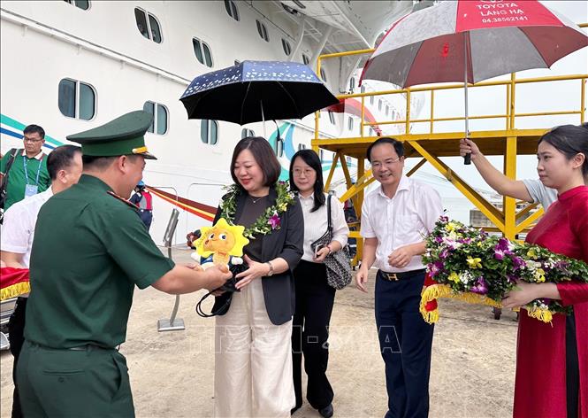 Lãnh đạo các ngành chào đón khách. Ảnh: TTXVN phát