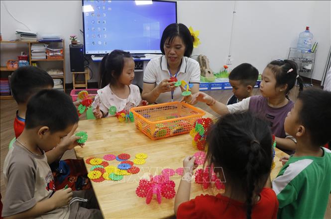 Giờ học của cô và trò trường Mầm Non Quỳnh Phú, xã Gia Bình (Bắc Ninh). Ảnh: Thanh Thương - TTXVN