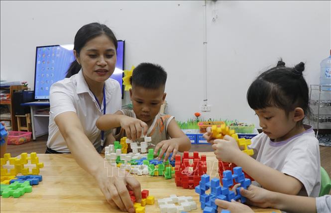 Giờ học của cô và trò trường Mầm Non Quỳnh Phú, xã Gia Bình (Bắc Ninh). Ảnh: Thanh Thương - TTXVN