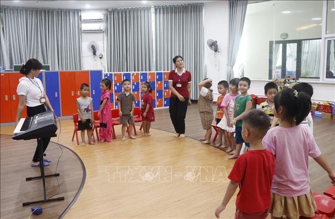 Giờ học của cô và trò trường Mầm Non Quỳnh Phú, xã Gia Bình (Bắc Ninh). Ảnh: Thanh Thương - TTXVN