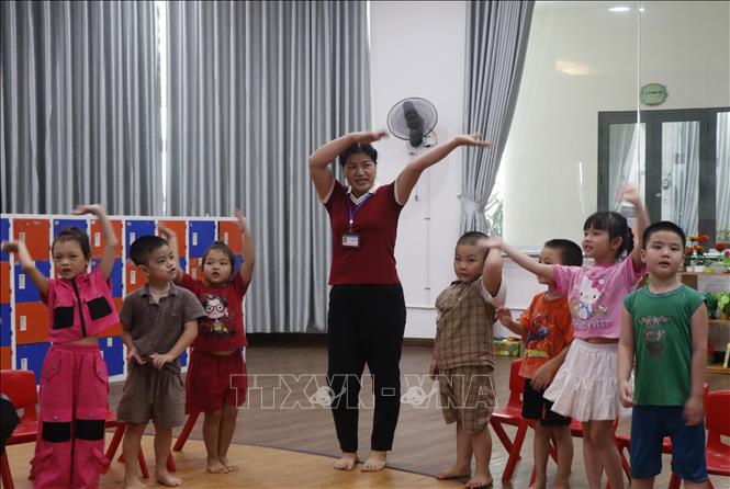 Giờ học của cô và trò trường Mầm Non Quỳnh Phú, xã Gia Bình (Bắc Ninh). Ảnh: Thanh Thương - TTXVN