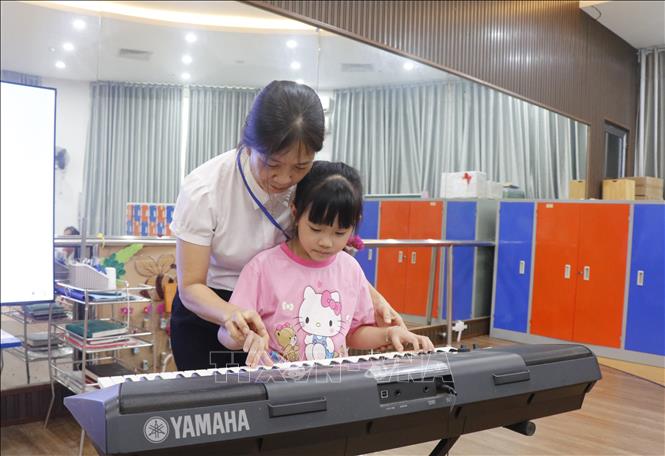 Giờ học đàn của cô và trò trường Mầm Non Quỳnh Phú, xã Gia Bình (Bắc Ninh). Ảnh: Thanh Thương - TTXVN