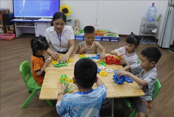 Giờ học của cô và trò trường Mầm Non Quỳnh Phú, xã Gia Bình (Bắc Ninh). Ảnh: Thanh Thương - TTXVN