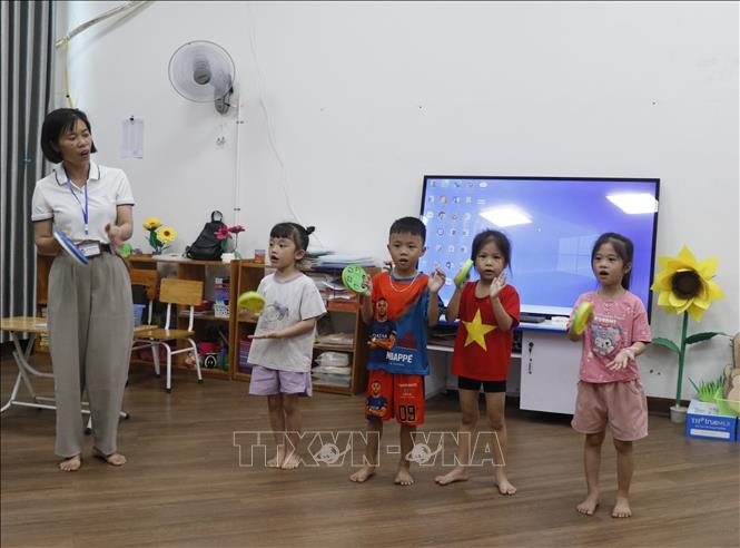 Giờ học của cô và trò trường Mầm Non Quỳnh Phú, xã Gia Bình (Bắc Ninh). Ảnh: Thanh Thương - TTXVN