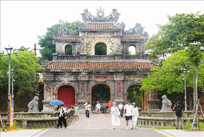 Đông đảo du khách trong nước tham quan Đại Nội, thành phố Huế trong ngày được miễn vé 19/8. Ảnh: Nguyên Lý - TTXVN