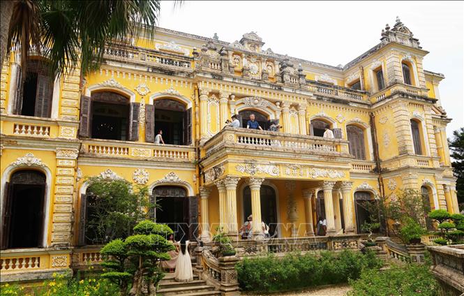 Du khách thăm quan Di tích Cung An Định, thành phố Huế trong ngày được miễn vé 19/8. Ảnh: Nguyên Lý - TTXVN