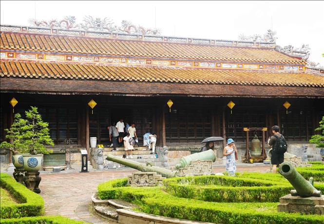 Đông đảo du khách trong nước tham quan Di tích Điện Long An, thành phố Huế trong ngày được miễn vé 19/8. Ảnh: Nguyên Lý - TTXVN