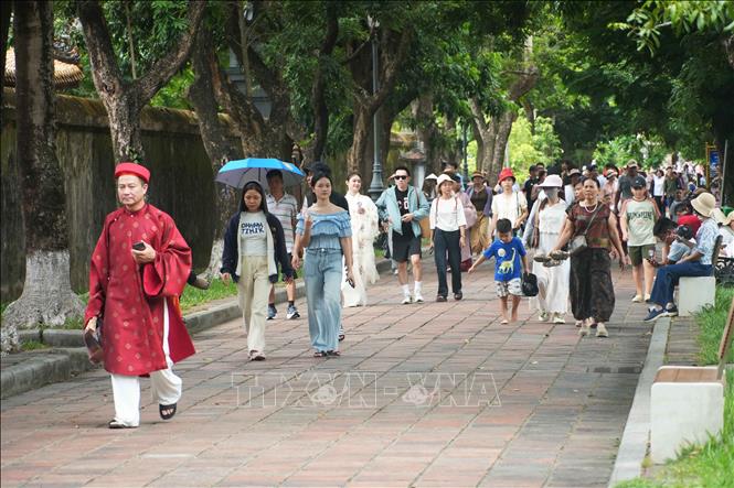 Đông đảo du khách thăm quan Đại Nội, thành phố Huế trong ngày được miễn vé 19/8. Ảnh: Nguyên Lý - TTXVN