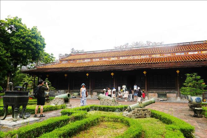 Du khách thăm quan Di tích Điện Long An, thành phố Huế trong ngày được miễn vé 19/8. Ảnh: Nguyên Lý - TTXVN