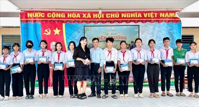Các đơn vị tài trợ trao học bổng, quà tiếp sức đến trường cho học sinh có hoàn cảnh khó khăn. Ảnh: Thanh Sang - TTXVN
