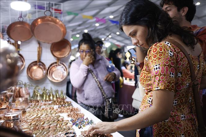 Du khách lựa chọn các phụ kiện bằng đồng tại Lễ hội Văn hóa Bản địa lần thứ 12 ở Mexico City, ngày 18/8/2026. Ảnh: THX/TTXVN phát