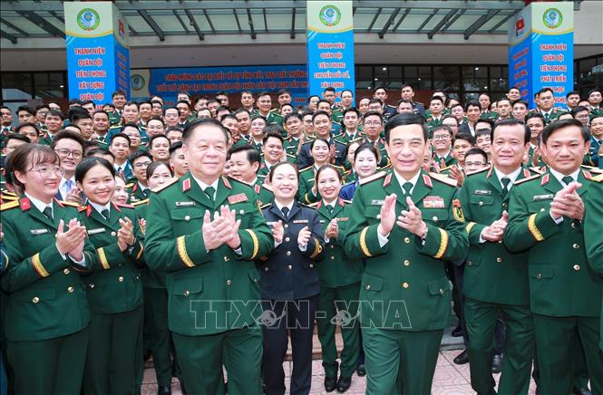 Đại tướng Phan Văn Giang, Ủy viên Bộ Chính trị, Phó Thủ tướng Chính phủ, Bộ trưởng Bộ Quốc phòng; Đại tướng Nguyễn Trọng Nghĩa, Ủy viên Bộ Chính trị, Bí thư Trung ương Đảng, Chủ nhiệm Tổng cục Chính trị QĐND Việt Nam và các đại biểu. Ảnh: Trọng Đức - TTXVN