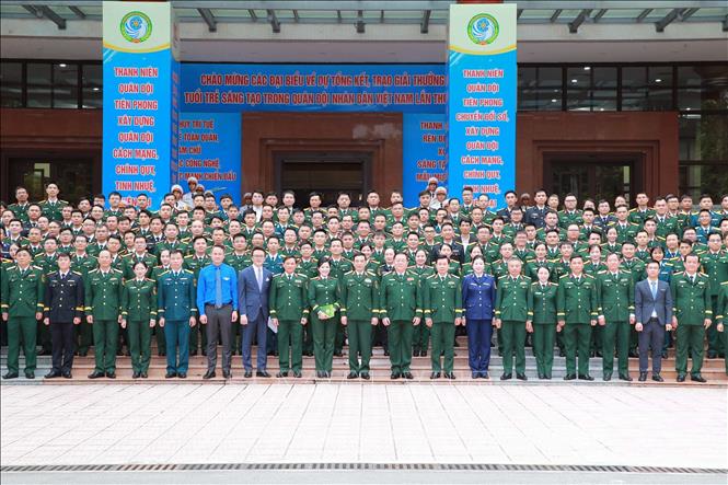 Đại tướng Phan Văn Giang, Ủy viên Bộ Chính trị, Phó Thủ tướng Chính phủ, Bộ trưởng Bộ Quốc phòng; Đại tướng Nguyễn Trọng Nghĩa, Ủy viên Bộ Chính trị, Bí thư Trung ương Đảng, Chủ nhiệm Tổng cục Chính trị QĐND Việt Nam và các đại biểu. Ảnh: Trọng Đức - TTXVN