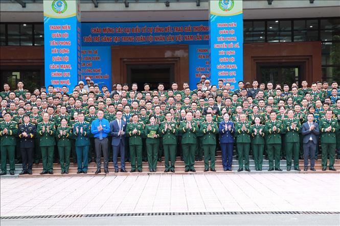 Đại tướng Phan Văn Giang, Ủy viên Bộ Chính trị, Phó Thủ tướng Chính phủ, Bộ trưởng Bộ Quốc phòng; Đại tướng Nguyễn Trọng Nghĩa, Ủy viên Bộ Chính trị, Bí thư Trung ương Đảng, Chủ nhiệm Tổng cục Chính trị QĐND Việt Nam và các đại biểu. Ảnh: Trọng Đức - TTXVN