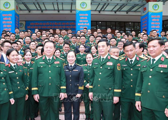 Đại tướng Phan Văn Giang, Ủy viên Bộ Chính trị, Phó Thủ tướng Chính phủ, Bộ trưởng Bộ Quốc phòng; Đại tướng Nguyễn Trọng Nghĩa, Ủy viên Bộ Chính trị, Bí thư Trung ương Đảng, Chủ nhiệm Tổng cục Chính trị QĐND Việt Nam và các đại biểu. Ảnh: Trọng Đức - TTXVN