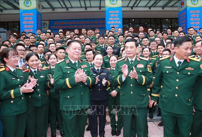 Đại tướng Phan Văn Giang, Ủy viên Bộ Chính trị, Phó Thủ tướng Chính phủ, Bộ trưởng Bộ Quốc phòng; Đại tướng Nguyễn Trọng Nghĩa, Ủy viên Bộ Chính trị, Bí thư Trung ương Đảng, Chủ nhiệm Tổng cục Chính trị QĐND Việt Nam và các đại biểu. Ảnh: Trọng Đức - TTXVN