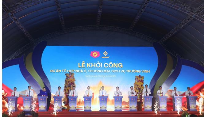 Đại biểu thực hiện nghi thức khởi công Tổ hợp nhà ở, thương mại dịch vụ Trường Vinh. Ảnh: Trịnh Duy Hưng - TTXVN
 