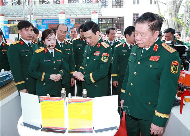 Đại tướng Phan Văn Giang, Đại tướng Nguyễn Trọng Nghĩa và các đại biểu tham quan khu trưng bày sản phẩm công nghệ quốc phòng của các đơn vị. Ảnh: Trọng Đức - TTXVN