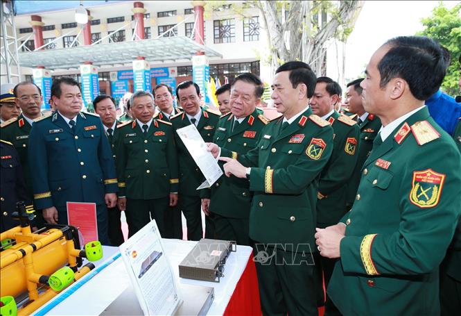 Đại tướng Phan Văn Giang, Đại tướng Nguyễn Trọng Nghĩa và các đại biểu tham quan khu trưng bày sản phẩm quốc phòng của các đơn vị. Ảnh: Trọng Đức - TTXVN