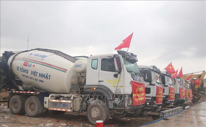 Xe-máy tại lễ thổ dự án Tổ hợp nhà ở, thương mại dịch vụ Trường Vinh. Ảnh: Trịnh Duy Hưng - TTXVN 