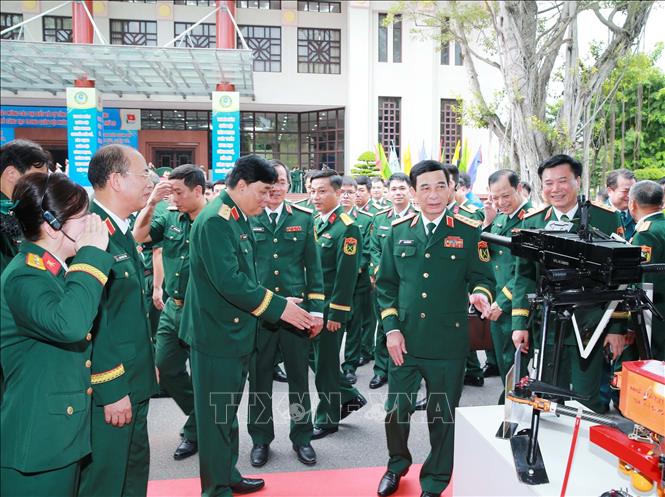 Phó Thủ tướng, Bộ trưởng Quốc phòng Phan Văn Giang và các đại biểu tham quan khu trưng bày sản phẩm công nghệ quốc phòng của các đơn vị. Ảnh: Trọng Đức - TTXVN