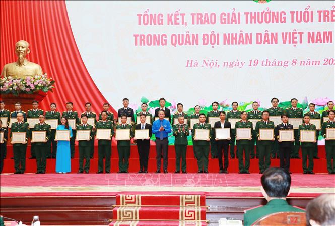 Lãnh đạo Tổng cục Chính trị QĐND Việt Nam và Trung ương Đoàn trao giải Nhì cho các tác giả. Ảnh: Trọng Đức - TTXVN