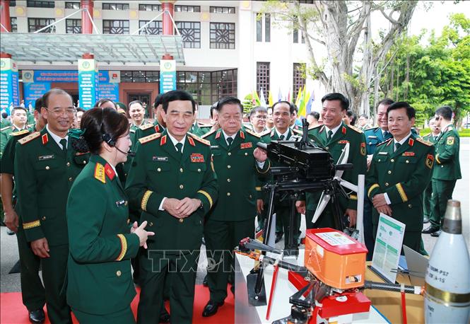 Đại tướng Phan Văn Giang, Đại tướng Nguyễn Trọng Nghĩa và các đại biểu tham quan khu trưng bày sản phẩm công nghệ quốc phòng của các đơn vị. Ảnh: Trọng Đức - TTXVN