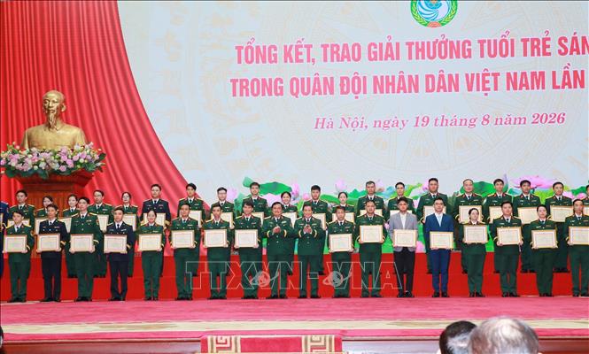 Lễ trao giải Ba cho các tác giả. Ảnh: Trọng Đức - TTXVN