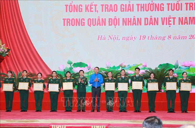 Thượng tướng Đỗ Xuân Tụng, Ủy viên Trung ương Đảng, Phó Chủ nhiệm Tổng cục Chính trị QĐND Việt Nam và đồng chí Nguyễn Kim Qui, Bí thư Trung ương Đoàn trao Giải Nhất và Huy hiệu Tuổi trẻ sáng tạo của Trung ương Đoàn cho các tác giả 12 công trình đạt giải Nhất. Ảnh: Trọng Đức - TTXVN