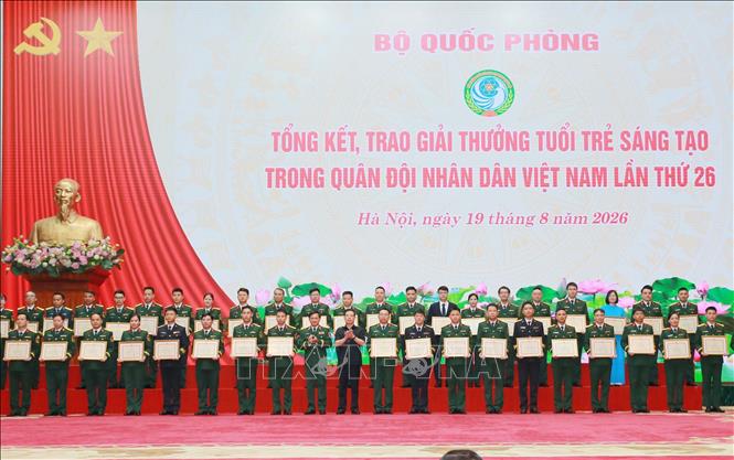 Lãnh đạo Bộ Tổng Tham mưu QĐND Việt Nam và Ban Tuyên giáo Trung ương trao giải Nhì cho các tác giả. Trọng Đức - TTXVN