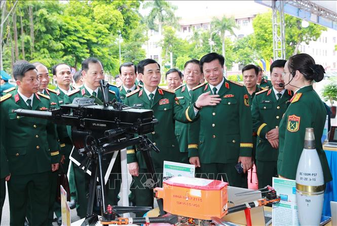 Phó Thủ tướng, Bộ trưởng Quốc phòng Phan Văn Giang và các đại biểu tham quan khu trưng bày sản phẩm công nghệ quốc phòng của các đơn vị. Ảnh: Trọng Đức - TTXVN