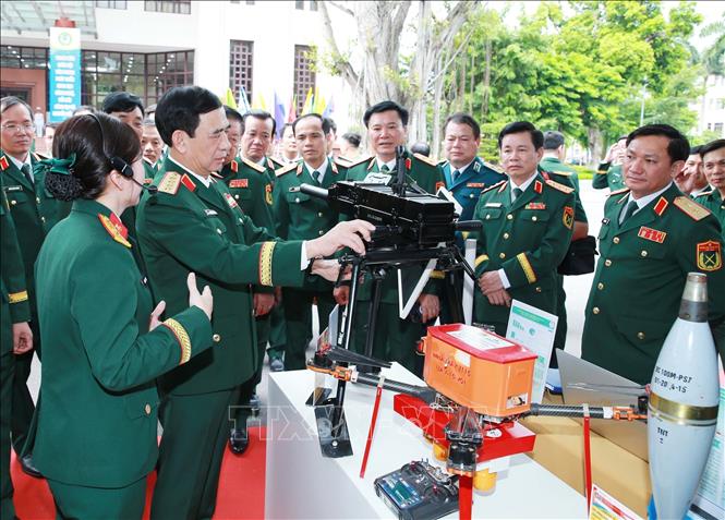 Phó Thủ tướng, Bộ trưởng Quốc Phan Văn Giang và các đại biểu tham quan khu trưng bày sản phẩm công nghệ quốc phòng của các đơn vị. Ảnh: Trọng Đức - TTXVN