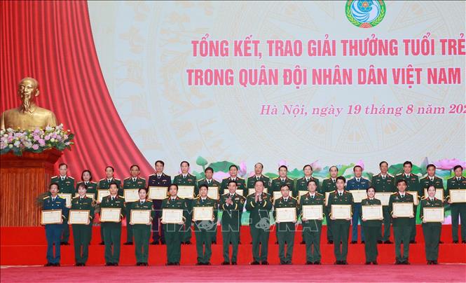 Đại tướng Phan Văn Giang, Ủy viên Bộ Chính trị, Phó Thủ tướng Chính phủ, Bộ trưởng Bộ Quốc phòng và Đại tướng Nguyễn Trọng Nghĩa, Ủy viên Bộ Chính trị, Bí thư Trung ương Đảng, Chủ nhiệm Tổng cục Chính trị QĐND Việt Nam trao Bằng khen của Bộ trưởng Bộ Quốc phòng cho 17 tập thể có thành tích tiêu biểu và 12 công trình đạt giải Nhất. Ảnh: Trọng Đức - TTXVN