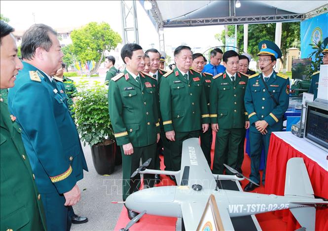 Đại tướng Phan Văn Giang, Đại tướng Nguyễn Trọng Nghĩa và các đại biểu tham quan khu trưng bày sản phẩm công nghệ quốc phòng của các đơn vị. Ảnh: Trọng Đức - TTXVN