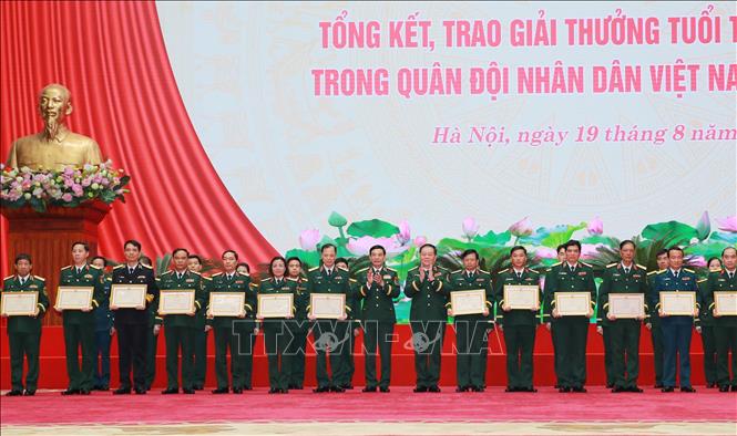 Đại tướng Phan Văn Giang, Ủy viên Bộ Chính trị, Phó Thủ tướng Chính phủ, Bộ trưởng Bộ Quốc phòng và Đại tướng Nguyễn Trọng Nghĩa, Ủy viên Bộ Chính trị, Bí thư Trung ương Đảng, Chủ nhiệm Tổng cục Chính trị QĐND Việt Nam trao Bằng khen của Bộ trưởng Bộ Quốc phòng cho 17 tập thể có thành tích tiêu biểu và 12 công trình đạt giải Nhất. Ảnh: Trọng Đức - TTXVN