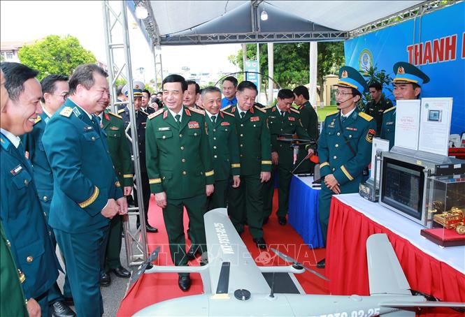 Đại tướng Phan Văn Giang, Đại tướng Nguyễn Trọng Nghĩa và các đại biểu tham quan khu trưng bày sản phẩm công nghệ quốc phòng của các đơn vị. Ảnh: Trọng Đức - TTXVN