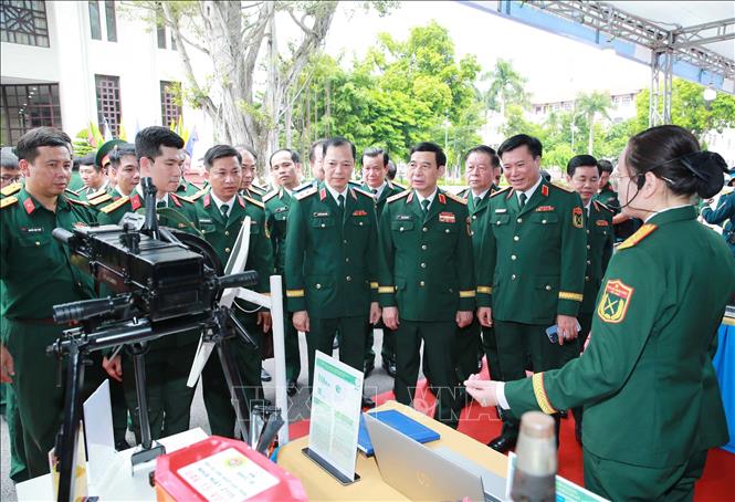 Phó Thủ tướng, Bộ trưởng Quốc phòng Phan Văn Giang và các đại biểu tham quan khu trưng bày sản phẩm công nghệ quốc phòng của các đơn vị. Ảnh: Trọng Đức - TTXVN