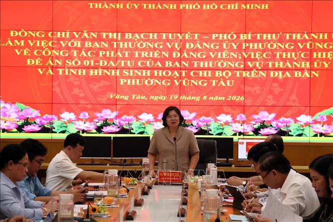 Phó Bí thư Thành ủy Thành phố Hồ Chí Minh Văn Thị Bạch Tuyết phát biểu chỉ đạo tại buổi làm việc. Ảnh: Đoàn Mạnh Dương-TTXVN