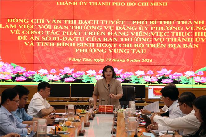 Phó Bí thư Thành ủy Thành phố Hồ Chí Minh Văn Thị Bạch Tuyết phát biểu chỉ đạo tại buổi làm việc. Ảnh: Đoàn Mạnh Dương-TTXVN