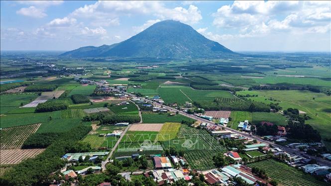 Núi Bà Đen giữ vai trò là điểm kết nối, góp phần hình thành chuỗi sản phẩm du lịch đa dạng trên địa bàn tỉnh Tây Ninh. Ảnh: Giang Phương - TTXVN.